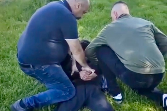 INSPEKTORI GA BACILI NA ZEMLJU! Ovako je uhapšen osumnjičeni da je Mišela (29) UBIO MAČETOM u Obrenovcu! Posle zločina POBEGAO! (VIDEO)