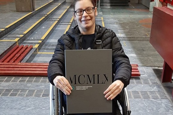 Miljana uprkos cerebralnoj paralizi završava master, a onda ostaje BEZ KROVA NAD GLAVOM: Kolektivni smeštaj za beskućnike jedina joj je opcija trenutno, ali to nije za ovu hrabru devojku