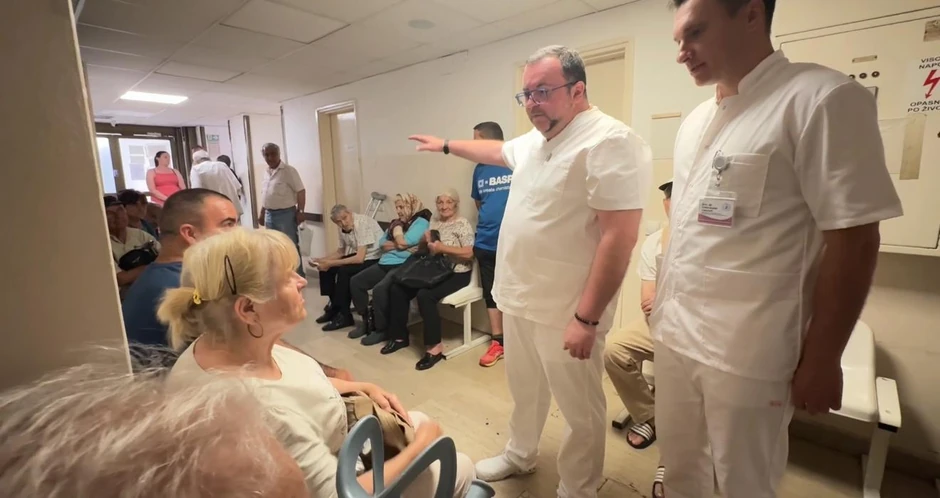 Dr Milan Lazarević, direktor UKC Niš, u razgovoru sa pacijentima