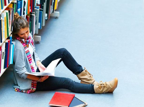 Jak zdobyć 600 zł miesięcznie na studia prawie za darmo