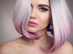 Nie trzeba od razu farbować. Oto sposoby na to, by ukryć odrost