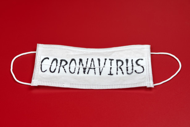 W Polsce potwierdzono dotychczas 17 przypadków koronawirusa. W poniedziałek po południu hospitalizowanych było 467 osób z podejrzeniem zakażenia koronawirusem; ponad 1000 osób objęto kwarantanną, a ponad 7000 przebywa pod nadzorem epidemiologiczny