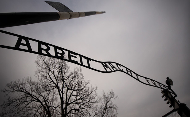 Brama do byłego niemieckiego obozu koncentracyjnego KL Auschwitz z napisem Arbeit macht frei