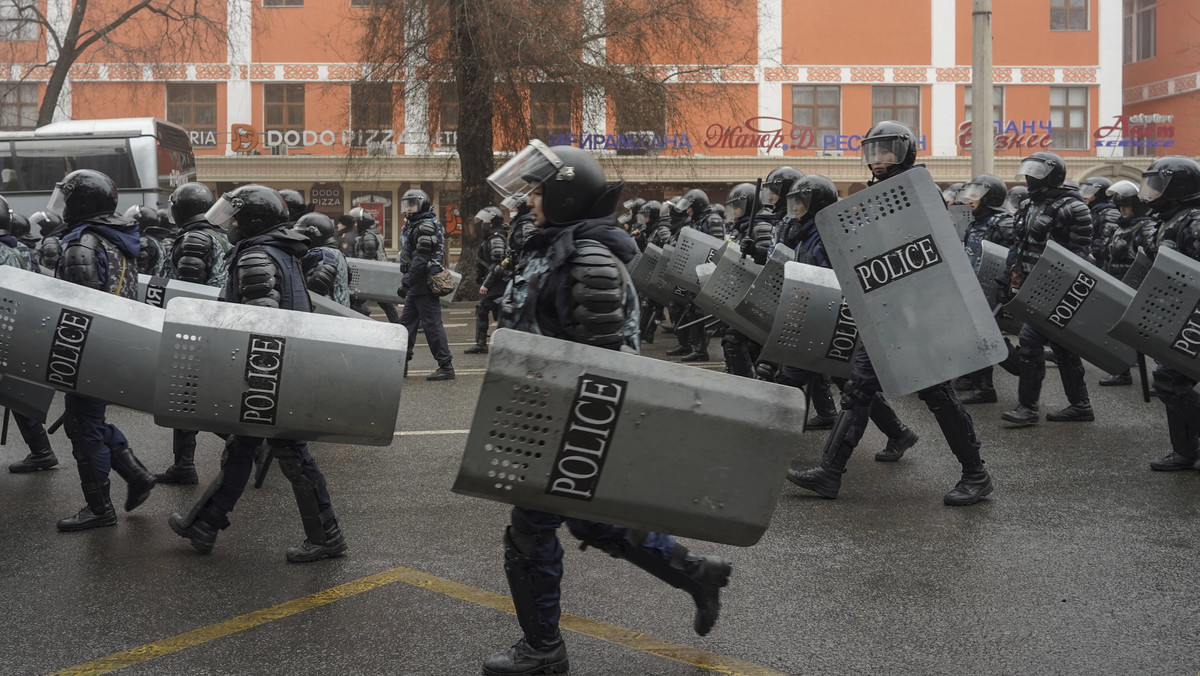 Kazachska policja na ulicach Ałmaty