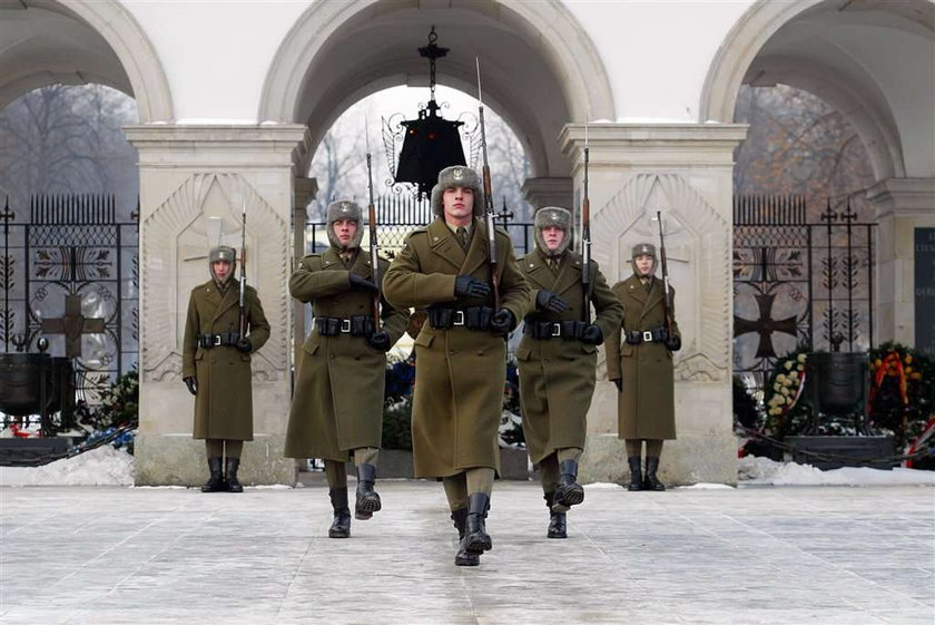 Zachcianka prezydenta? Żołnierze mają chodzić pod pomnikiem, a nie...