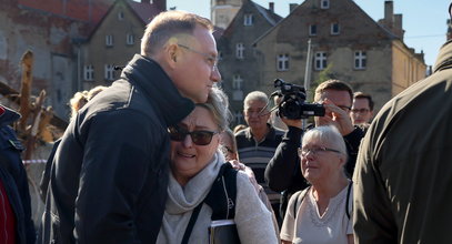 Prezydent Duda na terenach powodziowych. Towarzyszy mu znana polityk