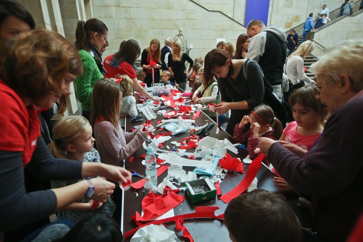 Święto Niepodległości w warszawskim Muzeum Narodowym, 11 bm. Z okazji 96. rocznicy odzyskania przez Polskę niepodległości, warszawskie MN zorganizowało dla dorosłych zwiedzających spotkania dotyczące obrazów, a dla dzieci animacje. Wstęp na wszystkie wydarzenia jest bezpłatny