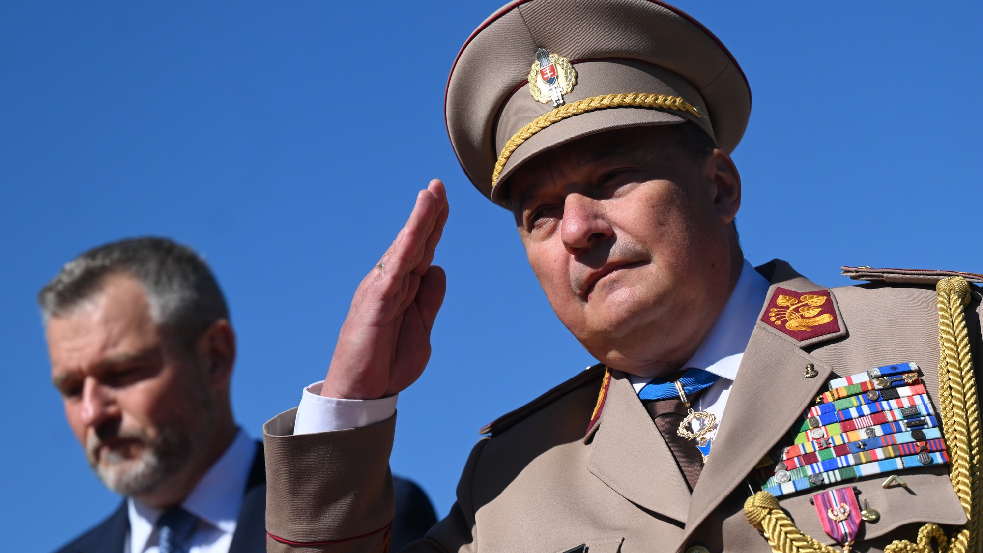 Prezident SR Peter Pellegrini (vľavo) a odchádzajúci náčelník Generálneho štábu  Ozbrojených síl (OS) SR Daniel Zmeko. 
