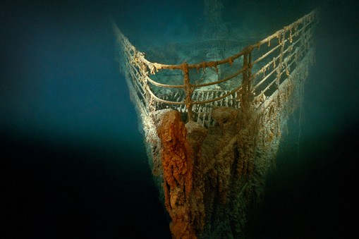 Titanic zatonął w nocy z 14 na 15 kwietnia 1912 r. po zderzeniu z górą lodową. Zginęło ponad 1500 osób, ocalało ok. 700. Wrak statku odnaleziono 1 września 1985 r.