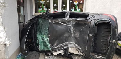 Dramat w Małopolsce. Auto roztrzaskało się o drzwi do szkoły