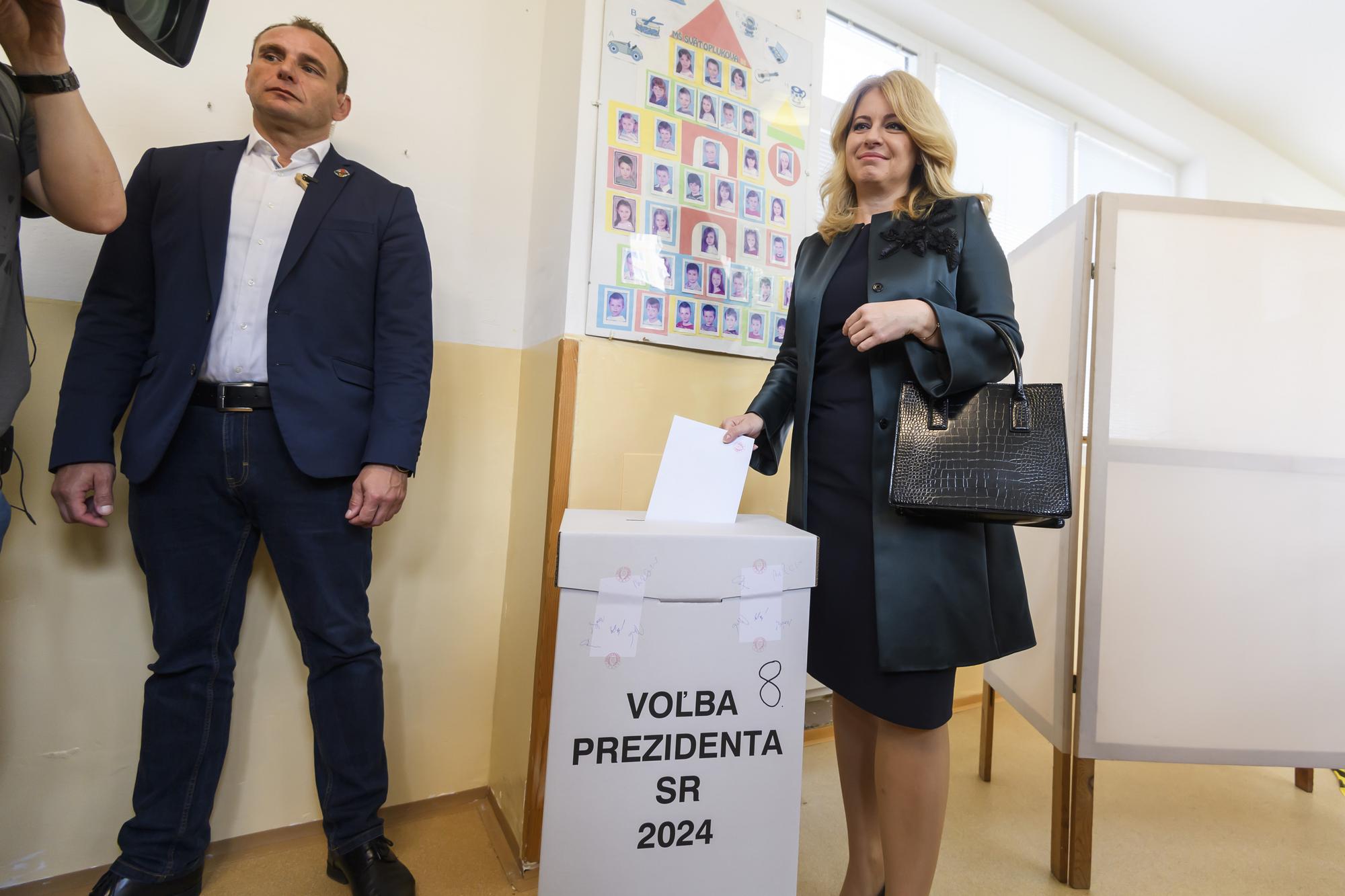 Prezidentka SR Zuzana Čaputová vhadzuje obálku s hlasovacím lístkom do volebnej schránky v druhom kole prezidentských volieb v Pezinku.