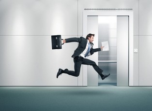 Pracownicy tych firm skończą dziś pracę 2 godziny wcześniej [LISTA]