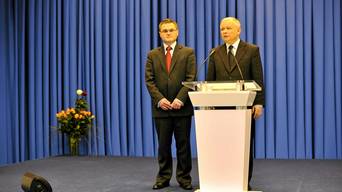 Prezes PiS Jarosław Kaczyński oświadczył dzisiaj, że nie rozpoznał ciała swojego brata Lecha Kaczyńskiego po przywiezieniu go do Polski. Jego pełnomocnik, mecenas Rafał Rogalski, potwierdził w "Faktach po Faktach" w TVN 24, że wiedział o tym już wcześniej. - Był to fakt znany mi od kilku miesięcy. Prezes po prostu brata nie rozpoznał; albo się rozpoznaje, albo nie - powiedział. Jak dodał, dzisiejsza wypowiedź lidera PiS była spowodowana piątkowym artykułem "Gazety Wyborczej" dotyczącym szczegółów stanu ciała prezydenta Lecha Kaczyńskiego tuż po katastrofie.