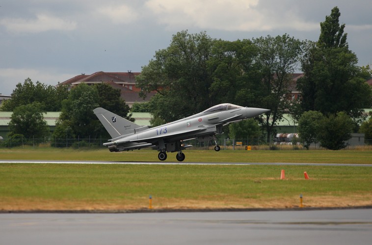 Myśliwiec Eurofighter Typhoon ląduje w trakcie Paris Air Show w Paryżu, Francja.