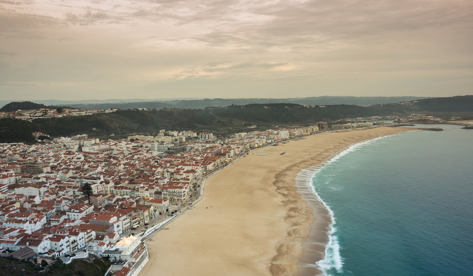 Wybrzeże Oceanu Atlantyckiego w Nazare, jednym z najpopularniejszych kurortów nadmorskich na "Srebrnym Wybrzeżu" w Portugalii