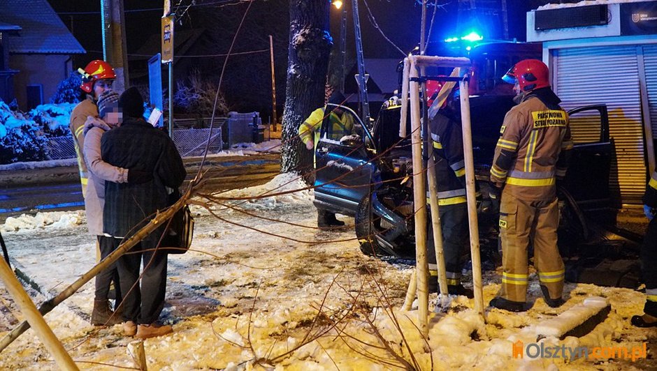 Wjechała z impetem w kiosk firmy ubezpieczeniowej w Gutkowie 