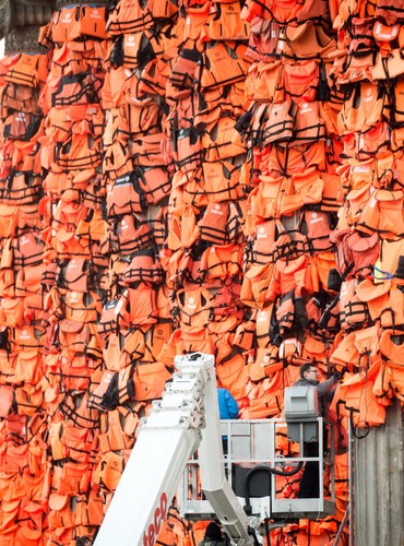 Instalacja z tysięcy kamizelek ratunkowych na kolumnach berlińskiego Konzerthaus