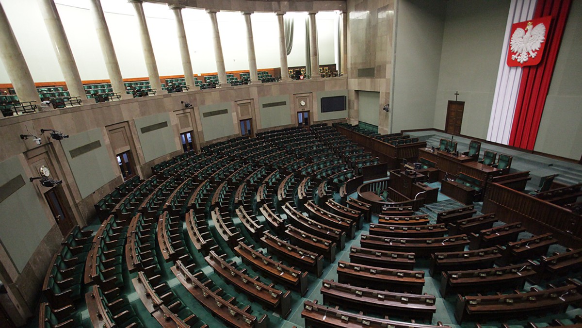 Grupa senatorów złożyła projekt nowelizacji ustawy o godle, barwach i hymnie. Główną propozycją jest, by zmienić nazwę święta obchodzonego 2 maja. Senatorowie zamiast Dnia Flagi RP proponują Dzień Symboli Rzeczypospolitej Polskiej: Orła Białego, Flagi i Mazurka Dąbrowskiego – podaje "Rzeczpospolita".