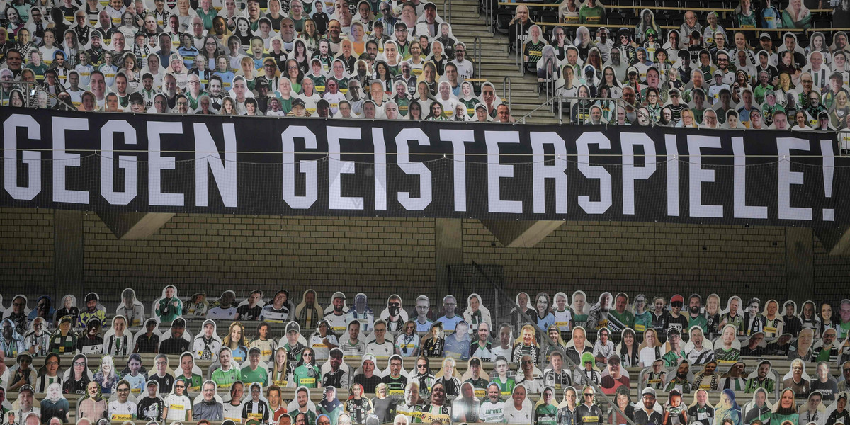 Tekturowi kibice na stadionie w Moenchengladbach