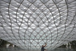 Najpiękniejsze lotnisko świata. 40 metrowy wodospad, prawdziwa dżunga...