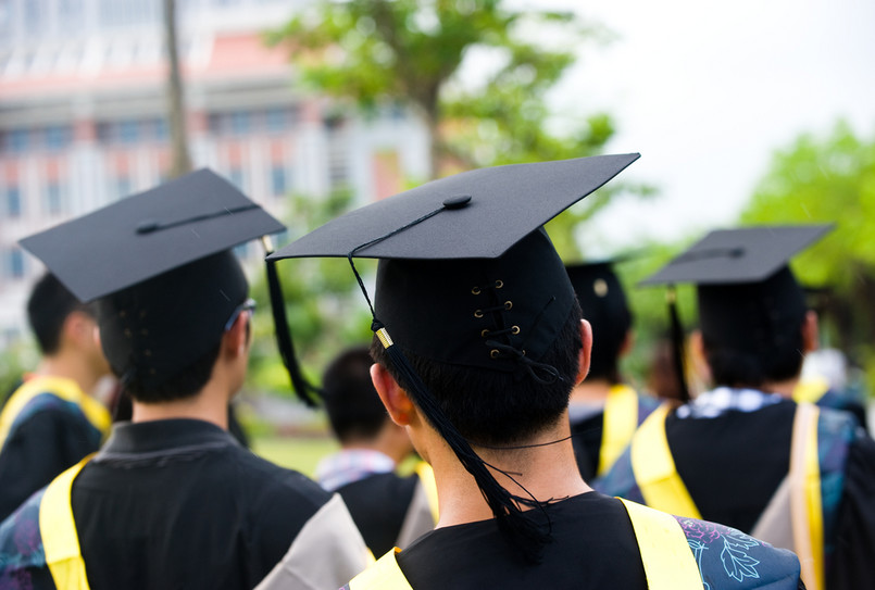 Podniesiony przez Macieja Jońcę zarzut „przypadkowości” kandydatów na studia prawnicze jest w pewnym sensie uprawniony. Nie ulega raczej wątpliwości że większość licealistów, którzy nie czują powołania do zostania inżynierami lub lekarzami pragnie w pierwszej kolejności studiować właśnie prawo