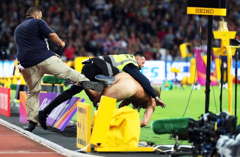 Ten 'lekkoatleta' na MŚ wystartował całkiem nagi