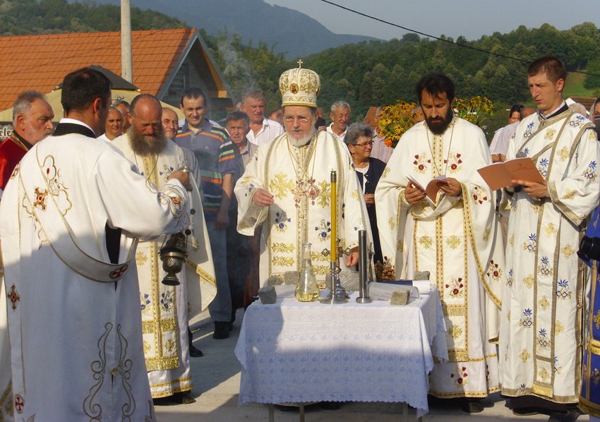 Plac za crkvu poklonile sestre Tišić: Vladika Lavrentije sa sveštenicima