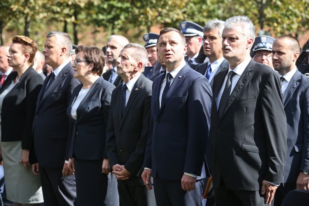 Od prawej: dyrektor Muzeum Wojska Polskiego Zbigniew Wawer, prezydent RP Andrzej Duda, sekretarz Rady Ochrony Pamięci Walk i Męczeństwa Andrzej Kunert, premier Ewa Kopacz, wicepremier Tomasz Siemoniak, minister kultury Małgorzata Omilanowska, PAP/Rafał Guz