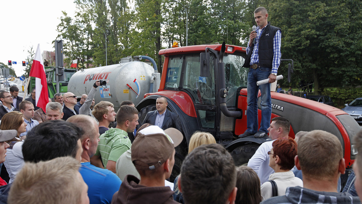 Grupa rolników kontynuuje w piątek protest przed Podlaskim Urzędem Wojewódzkim przeciwko zbyt niskim - ich zdaniem - odszkodowaniom za szkody wyrządzane przez dziki. Domagają się spotkania z ministrem rolnictwa i ministrem środowiska.