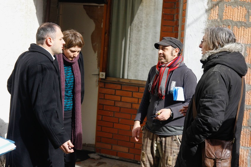 Predrag Miladinović i Marija Ranić (u sredini) u dvorištu ispred objekta