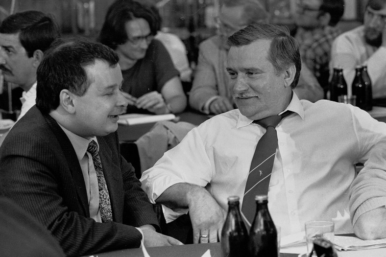 Jarosław Kaczyński i Lech Wałęsa podczas spotkania w sali BHP Stoczni Gdańskiej (08.07.1990)