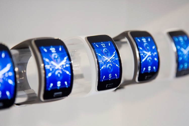 <strong>Samsung Galaxy Gear S</strong><br /><br />

Najnowszy zegarek Samsunga ma być prawdziwym przełomem na rynku smart zegarków i sporym konkurentem dla Apple Watch. <br /><br />

Charakteryzuje się nieco większym od poprzedników 2-calowym zakrzywionym ekranem Super AMOLED (360 x 480 px). Do tego dwurdzeniowy procesor 1 GHz. Ciekawostką jest bezpośredni dostęp do internetu dzięki slotowi na kartę SIM. Samsung nie podał daty pojawienia się smartwatcha na rynku ani jego ceny.<br /><br />