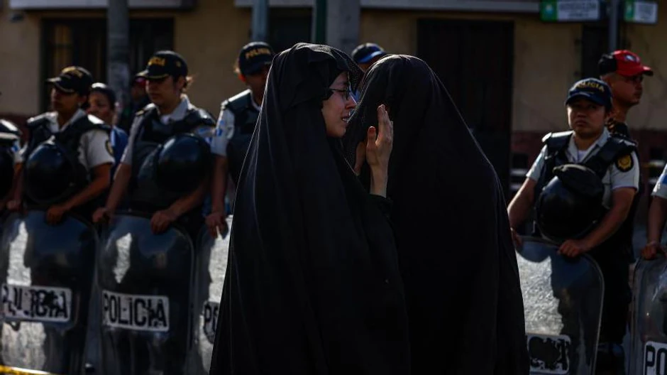 Članovi sekte Lev Tahor protestuju ispred pritvorskog centra gde su poslata deca koju su gvatemalske vlasti spasile | Foto: Getty Images