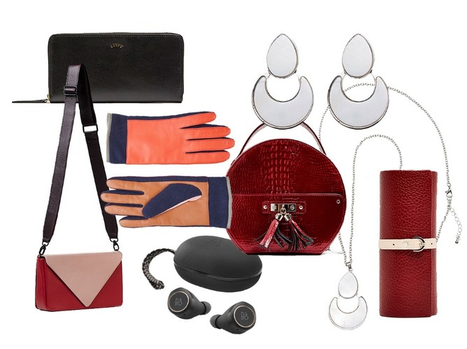 Prezenty dla kobiety, która lubi gadżety: Torebka, Vasina, 1190 zł; Etui na okulary, Patrizia Aryton, 85 zł; Rękawiczki, COS, 240 zł; Okrągły kuferek, Patrizia Aryton, 499 zł; Kolczyki, Cellbes.pl, 59 zł, Portfel, Levis, 329,90 zł; Naszyjnik, Cellbes.pl, 69 zł; Słuchawki bezprzewodowe, Bang and Olufsen, 1299 zł