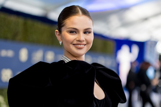 Selena Gomez pattanásos, kócos fotót posztolt, és imádjuk érte