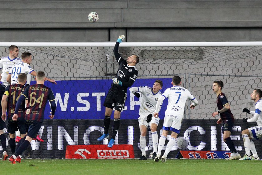 Pilka nozna. PKO Ekstraklasa. Pogon Szczecin - Stal Mielec. 07.12.2020