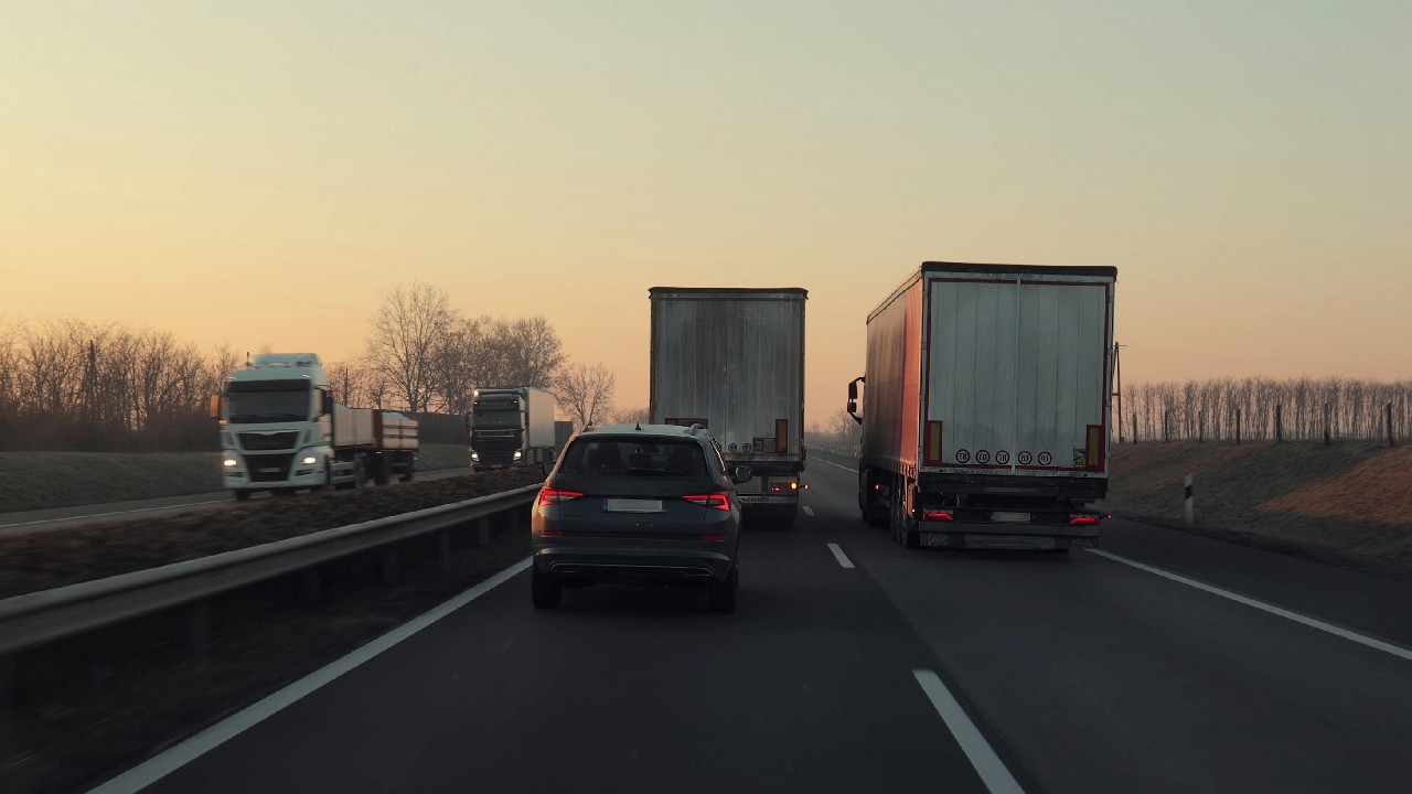 Schimbare de ultimă oră pentru șoferii de TIR care tranzitează Ungaria. Ce a anunțat MAE