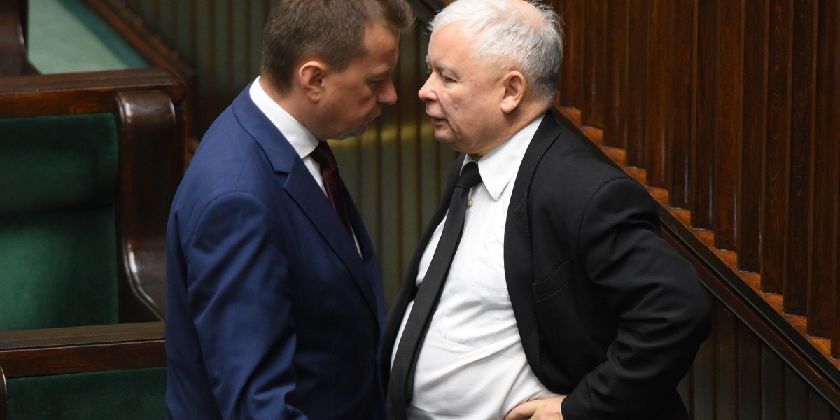 Błaszczak postawił się Kaczyńskiemu. Takich rzeczy w PiS się nie robi