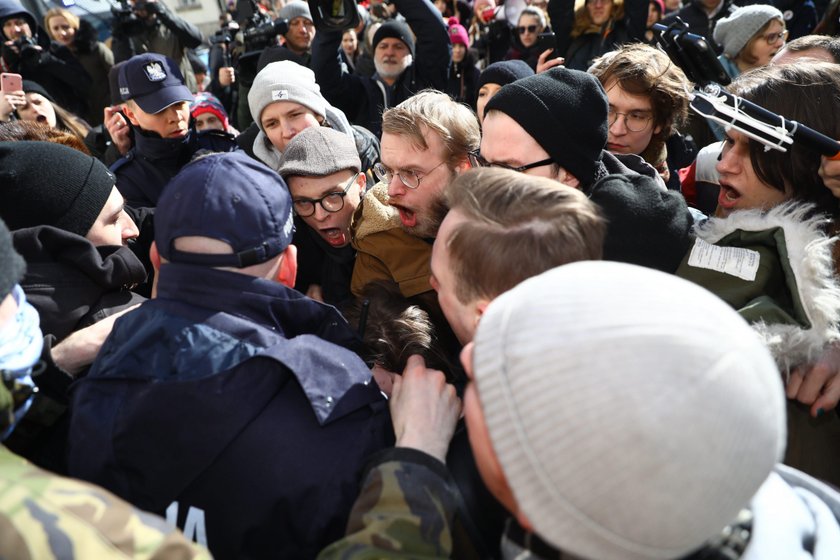 Ostry protest przed pałacem arcybiskupów. Policja musiała użyć siły