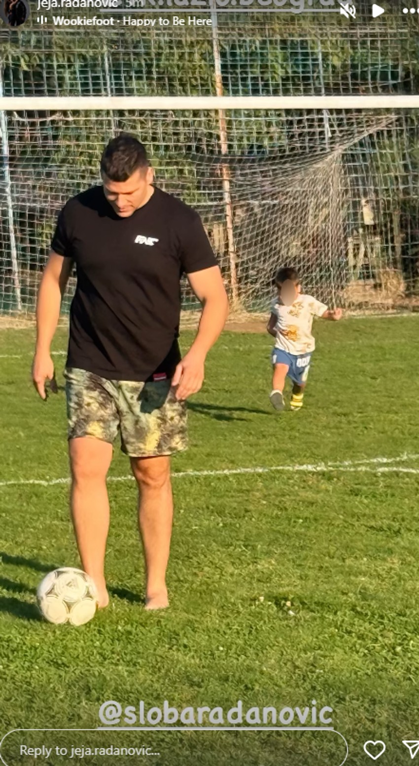 Sloba i Damjan na fudbalskom terenu