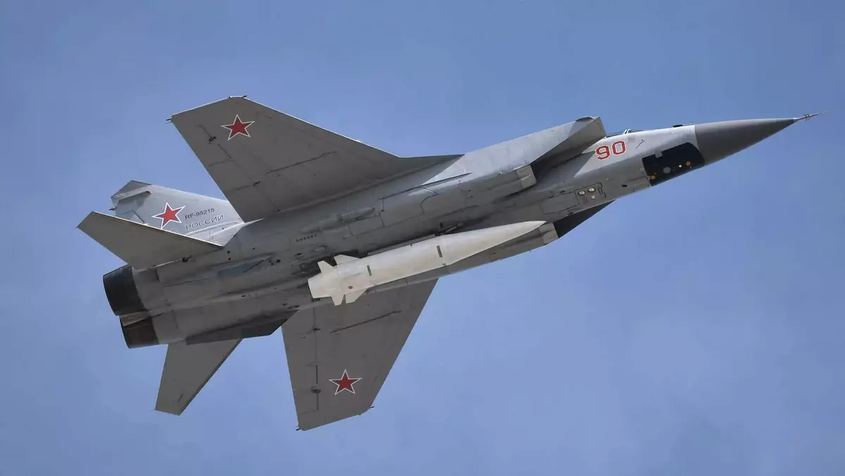Pocisk Kindżał podwieszony pod samolotem MiG-31