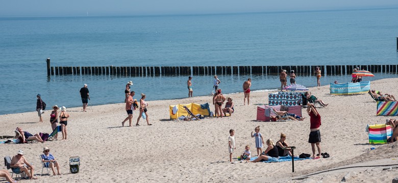Zakazy kąpieli nad Bałtykiem. Takiego końca wakacji nikt się nie spodziewał