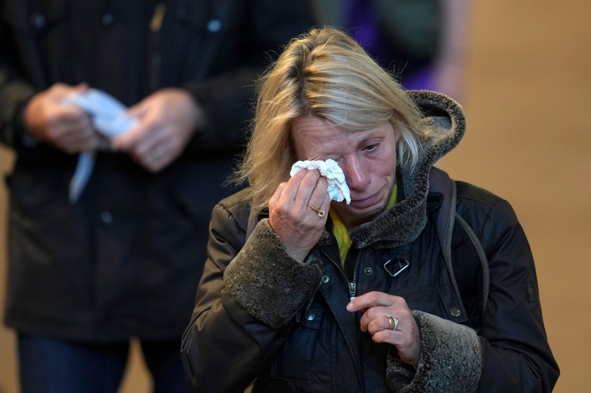 Ljudi obilaze kraljičin kovčeg u Vestminster holu u Londonu