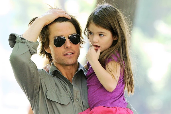 Odbačena ćerka Toma Kruza slavi 20. rođendan, TATA JE NIJE VIDEO VIŠE OD 10 GODINA: Odrekla se prezimena, ŽIVI SKROMNO, STUDIRA, i svi kažu da je MAMINA KOPIJA