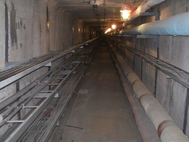 Jeden z tuneli pod blokowiskiem