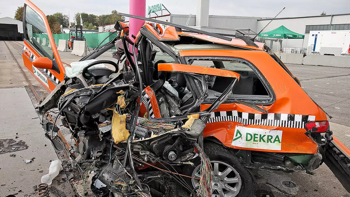 Peugeot 406 Kombi po zderzeniu ze słupem