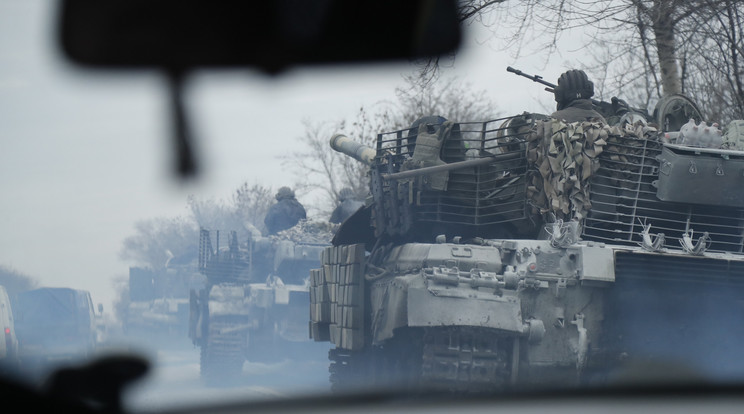 Ukrán tankok haladnak egy úton a kelet-ukrajnai Szjevjerodoneck közelében 2022. február 24-én. Vlagyimir Putyin orosz elnök ezen a napon rendelte el katonai művelet végrehajtását a Donyec-medencében, leszögezve, hogy Oroszország tervei között nem szerepel Ukrajna megszállása, ugyanakkor törekedni fog az ország demilitarizálására. Az orosz erők mindazonáltal Ukrajna más térségei, így a főváros ellen is hadműveletet folytatnak, és támadást indítottak a Moszkva-barát szakadárok is az általuk ellenőrzött kelet-ukrajnai területeken. Az ukrán vezetés hadiállapotot vezetett be. A felek halálos áldozatokról és sebesültekről is beszámoltak. A nemzetközi közösség sorra jelent be büntetőintézkedéseket Moszkva ellen.MTI/EPA/Zurab Kurcikidze