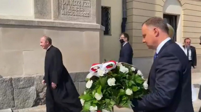 Andrzej Duda złożył kwiaty pod pomnikiem, na którym aktywiści LGBT zawiesili flagę