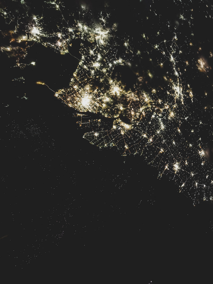 Nocne zdjęcia Ziemi zrobione z pokładu nowej stacji kosmicznej Chin w trakcie misji Shenzhou 12
