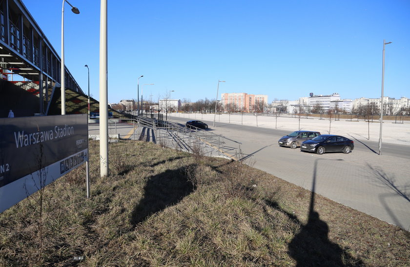 Parking na błoniach Stadionu Narodowego stoi pusty